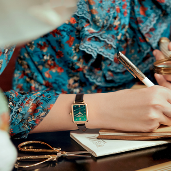 Wind and luxury retro small square plate famous brand watch small green watch Wind and luxury retro small square plate famous brand watch small green watch